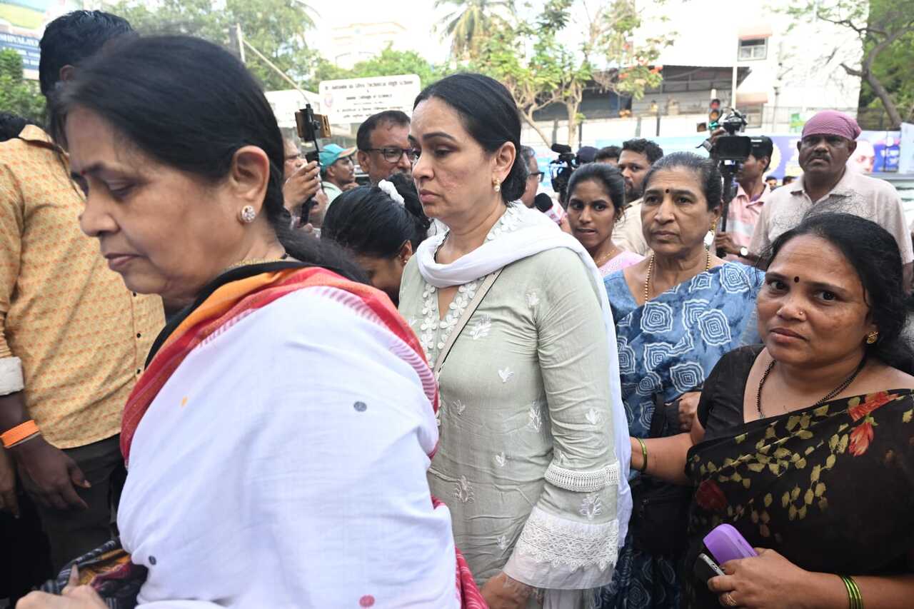 Asha Bhosle's niece and veteran actress Padmini Kolhapure also arrived for the final rites of her aunt.